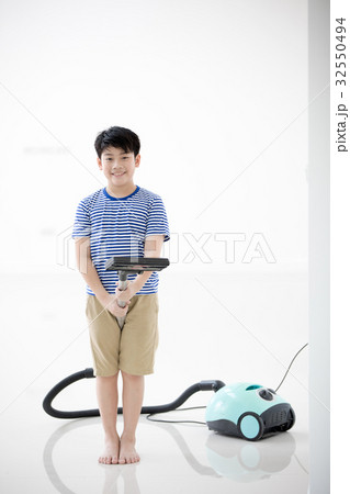 Happy asian child cleaning in the house Happy asian child cleaning in the house 32550494