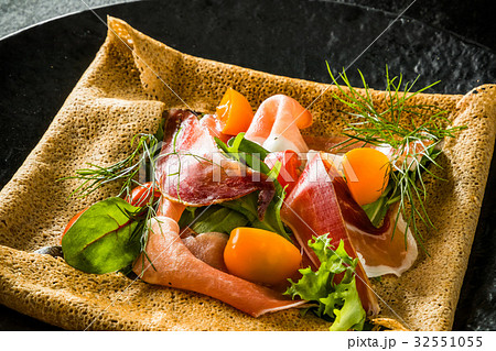 そば粉のクレープ　ガレット　 galette French food 32551055