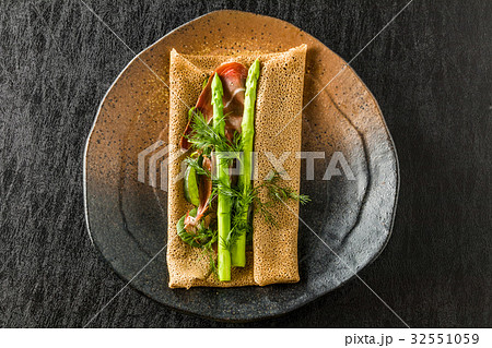 そば粉のクレープ ガレット galette French food そば粉のクレープ ガレット galette French food 32551059