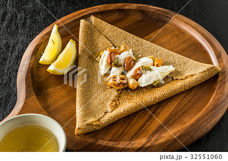 そば粉のクレープ　ガレット　 galette French food 32551060