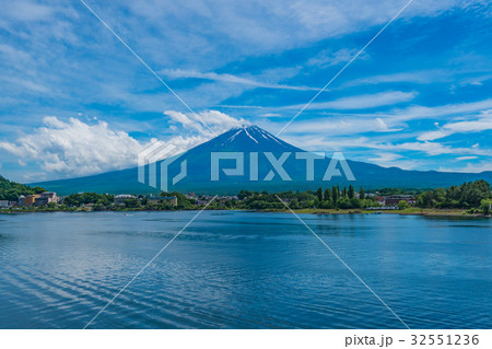 河口湖と夏の富士山 河口湖と夏の富士山 32551236