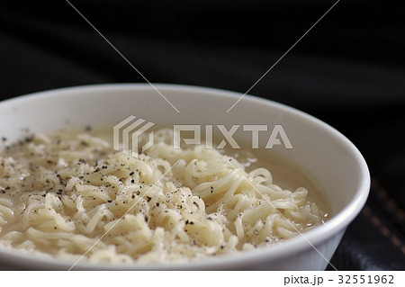 具の無いインスタントの豚骨ラーメン 32551962