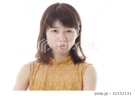 鋭い視線の女性の写真素材