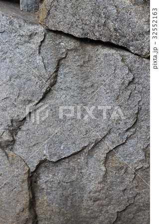 荒い岩肌 32552163
