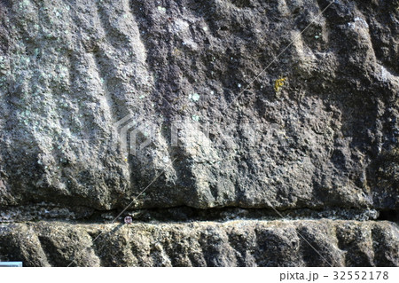 荒い岩肌 荒い岩肌 32552178