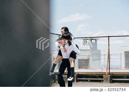 屋上にいる生徒 32552734