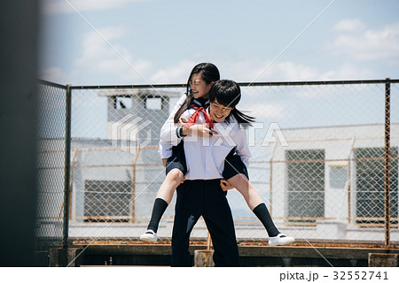 屋上にいる生徒 32552741