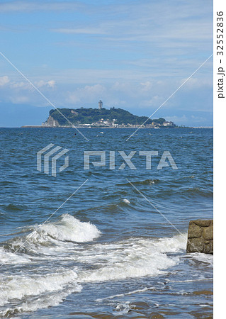 稲村ケ崎から見た朝の江ノ島 32552836