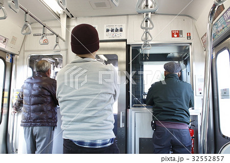先頭車両に集まる「乗り鉄」 32552857