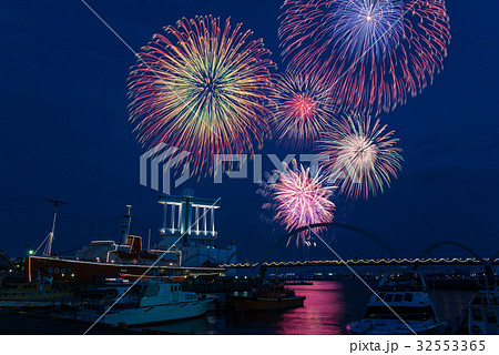 海の日　名古屋みなと祭花火大会　ライトアップされたポートビルと南極観測船ふじ　比較明合成 32553365