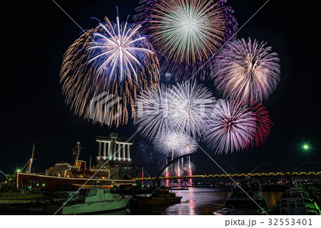 海の日　名古屋みなと祭花火大会　ライトアップされたポートビルと南極観測船ふじ　比較明合成 32553401
