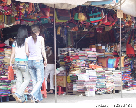 市場の風景（プノンペン・セントラルマーケット／カンボジア） 32553439