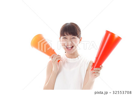 応援に熱が入る女性 32553708