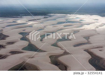 レンソイス・マラニャンセス国立公園の白い砂丘とラグーンを飛行機の視点から眺める レンソイス・マラニャンセス国立公園の白い砂丘とラグーンを飛行機の視点から眺める 32554141