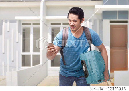 Portrait of asian traveler man running Portrait of asian traveler man running 32555318