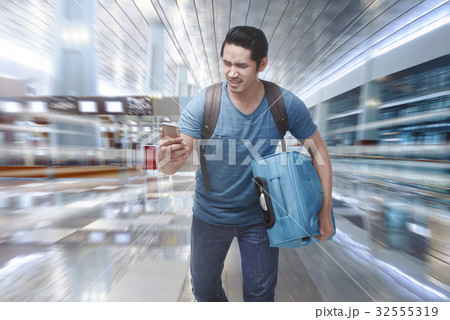 Young asian tourist rushing to boarding a plane 32555319