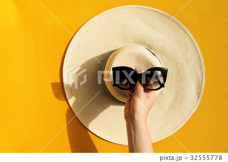 Hands of young girl holding sunglasses  32555778