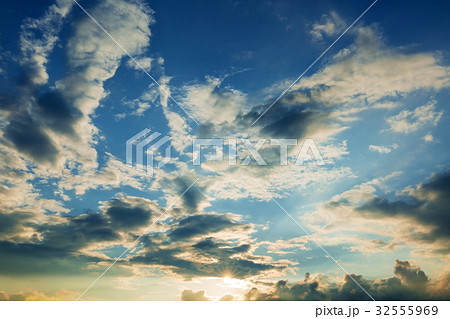 青空 夏の夕焼け空の写真素材