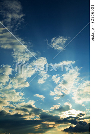 青空 夏の夕焼け空の写真素材