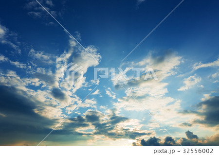 青空 夏の夕焼け空の写真素材