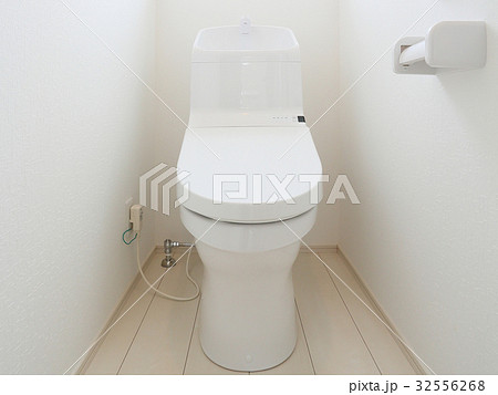 新築住宅の白いトイレ 新築住宅の白いトイレ 32556268