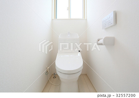 新築住宅の白いトイレ 32557200