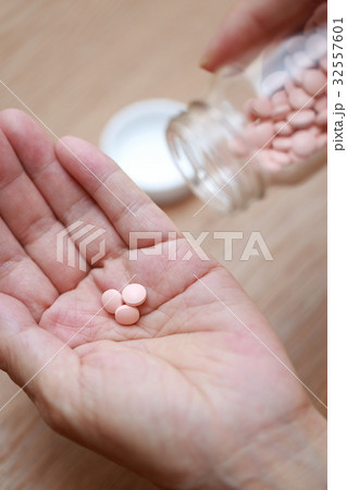 内服薬 (クスリ ビタミン剤 栄養剤 シニア 顔なし ボディパーツ 女性 人物) 内服薬 (クスリ ビタミン剤 栄養剤 シニア 顔なし ボディパーツ 女性 人物) 32557601