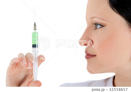 Close-up of a woman doctor with syringe 32558657