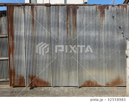 錆びたトタン板の壁 32558983