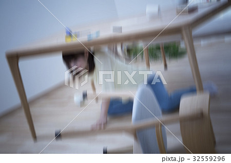 大地震発生イメージ 縦揺れイメージ(ブレ表現) 大地震発生イメージ 縦揺れイメージ(ブレ表現) 32559296