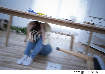 大地震発生イメージ　横揺れイメージ（ブレ表現） 32559298