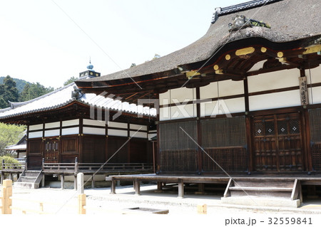 三井寺の「長日護摩堂と灌頂堂」 32559841