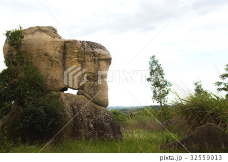 The old stone shape is strange on the mountain. The old stone shape is strange on the mountain. 32559913