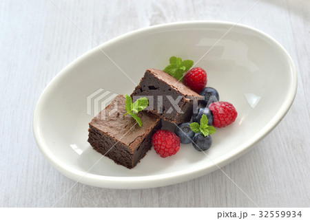 ストロベリームースとブラウニーのスイーツ盛り合わせ／assorted dessert 32559934