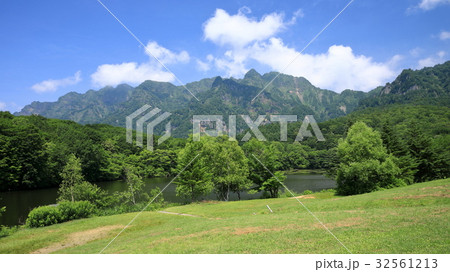 緑鮮やかな鏡池 32561213