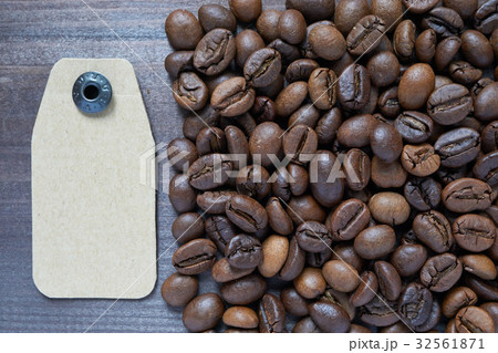 cardboard tag near coffee beans 32561871