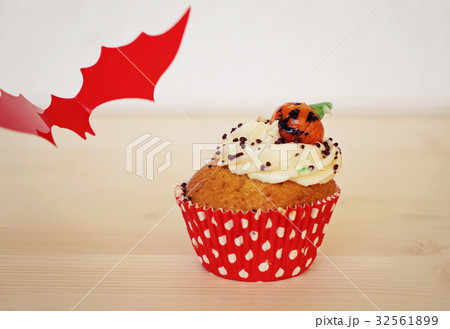 Red bat cupcake decorated with cream and marzipan Red bat cupcake decorated with cream and marzipan 32561899