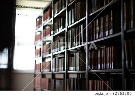 逆光の図書館 イメージ ピント浅め 逆光の図書館 イメージ ピント浅め 32563206