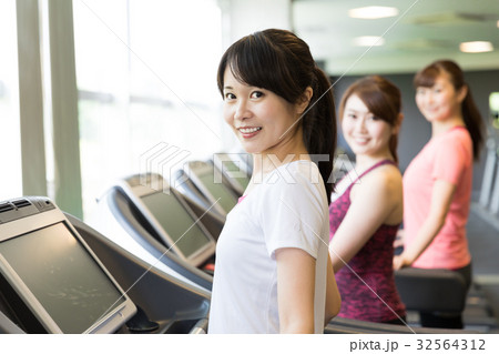 スポーツジム　ランニングマシーン 32564312