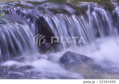 涼風の吹く流水 32564395