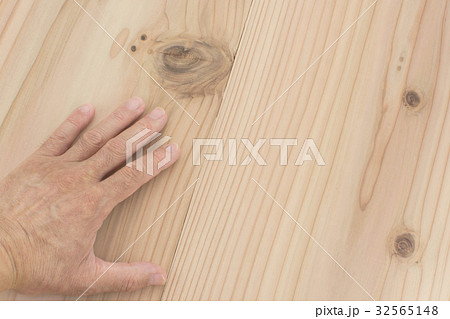 板に触れる男の手 32565148