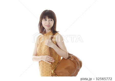 若い女性のおでかけイメージ 若い女性のおでかけイメージ 32565772