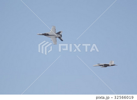 快晴の青空を背景に編隊飛行から急旋回する米海軍の空母艦載機F/A-18スーパーホーネット戦闘攻撃機 32566019