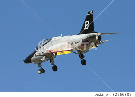 カリフォルニアの青い空を旋回飛行する米海軍の艦載ジェット練習機T-45Cゴスホーク カリフォルニアの青い空を旋回飛行する米海軍の艦載ジェット練習機T-45Cゴスホーク 32566305