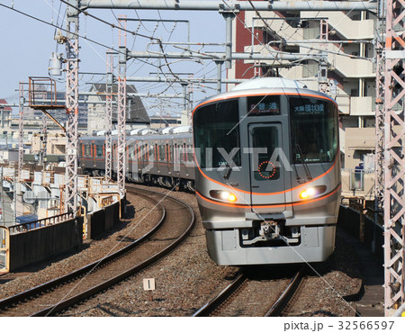 大阪環状線　寺田町駅に接近する323系電車 32566597