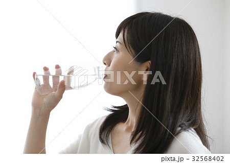 水を飲む女性 32568402