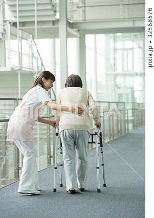 介護 リハビリ 病院 介護士  医療イメージ 32568576