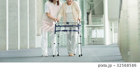 介護 リハビリ 病院 介護士  医療イメージ 32568586
