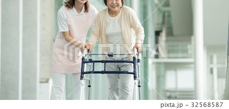 介護 リハビリ 病院 介護士  医療イメージ 32568587