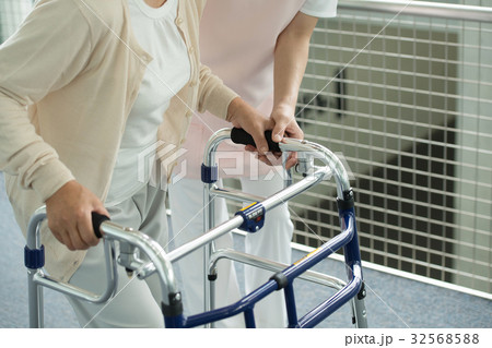 介護 リハビリ 病院 介護士  医療イメージ 32568588